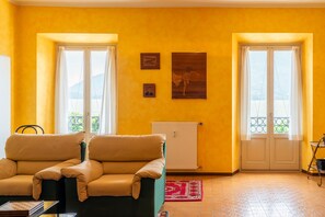 Apartemen, balkon, pemandangan danau | Area keluarga | Televisi 35-inci dengan saluran TV digital