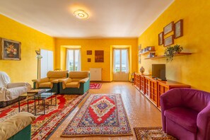 Apartment, Balcony, Lake View | Living area