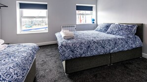 A bedroom with a bed, a window, and a radiator. - Maritime House II (Hull)