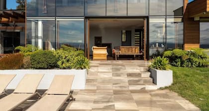 Modern, Elegant Retreat with stunning Panoramic Views of Lake Villarrica!