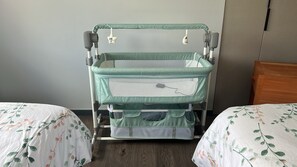 4 makuuhuonetta, työpöytä, silitysrauta/-lauta, vauvan matkasänky