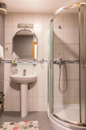 Een douche, een haardroger, handdoeken, toiletpapier