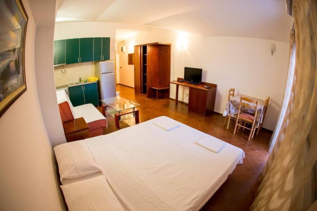 Classic-Studio, Balkon, Stadtblick | Wohnbereich | 32-Zoll-LCD-Fernseher mit Kabelempfang