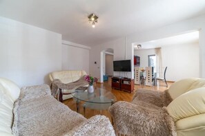 Premium Apartment, Balcony | Living area | 32-inch LCD TV with cable channels - SMS Apartments (Budva)