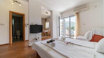 1 phòng ngủ, bộ đồ giường cao cấp, bàn, phòng cách âm