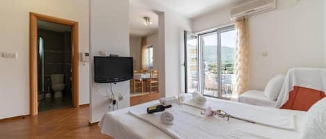 1 bedroom, premium bedding, desk, soundproofing