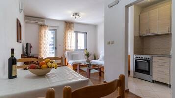 Fridge, oven, stovetop, electric kettle