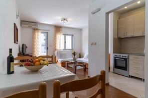 Kjøleskap, ovn, kokeplater og vannkoker