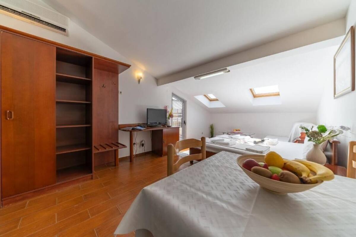 Familienstudio, Balkon, Stadtblick | Wohnbereich | 32-Zoll-LCD-Fernseher mit Kabelempfang