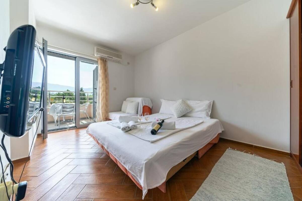 1 Schlafzimmer, hochwertige Bettwaren, Schreibtisch