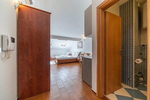 Familiestudio, balkong, byutsikt | Oppholdsområde | En 32-tommers LCD-TV med kabel-kanaler