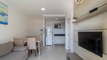 Apartamento básico | Área de estar | TV