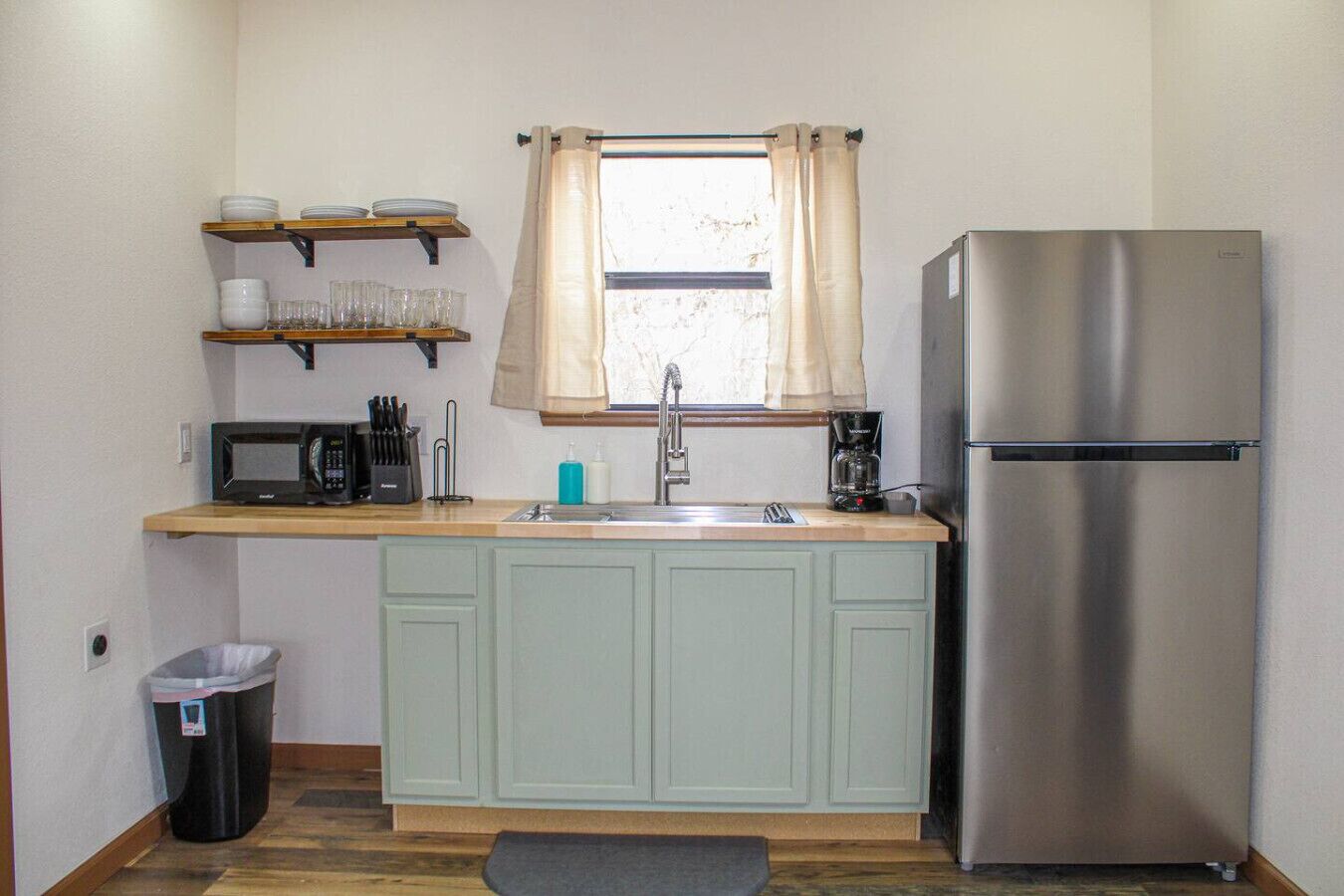 Een koelkast, een magnetron, een koffiezetapparaat/waterkoker