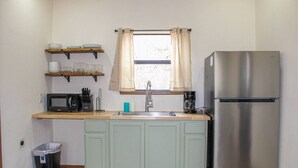 コーヒー / ティーメーカー、冷蔵庫、電子レンジ、調理器具と食器