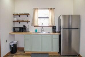 Een koelkast, een magnetron, een koffiezetapparaat/waterkoker