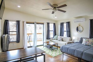 1 bedroom, WiFi, bed sheets - Waterfront Sky Cabin 1 (New Braunfels)