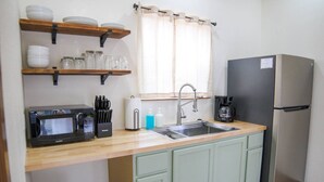 Kaffetrakter/tekoker, kjøleskap, mikrobølgeovn og kokeplater