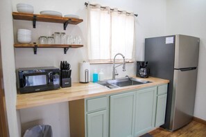 Kjøleskap, mikrobølgeovn, kokeplater og kaffetrakter/tekoker