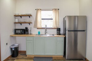 雪櫃、微波爐、咖啡機/沖茶器、廚房用具/餐具/器皿