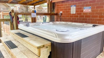 Bañera de hidromasaje al aire libre