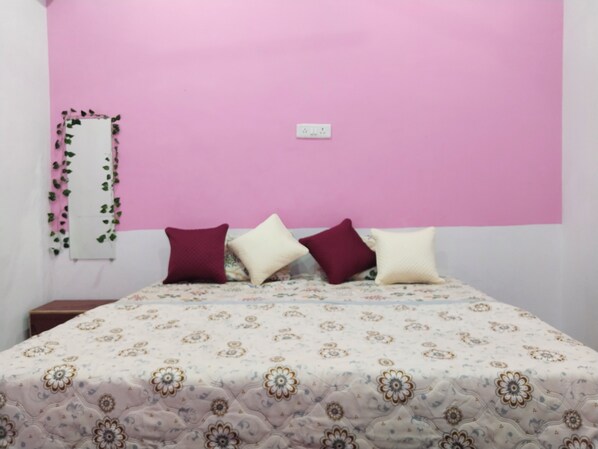 4 bedrooms, desk, free WiFi, bed sheets