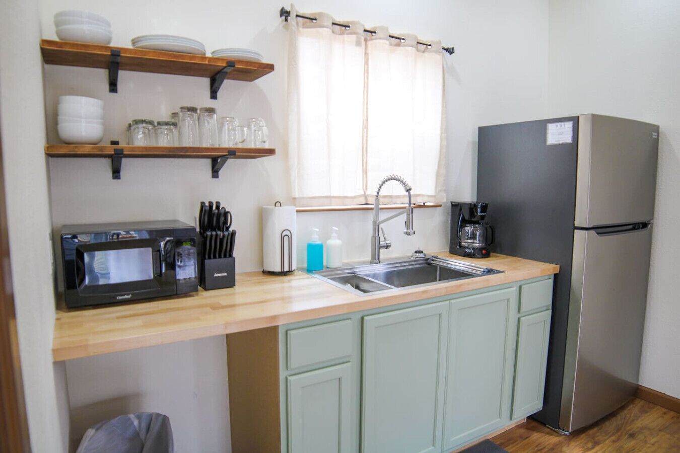 Réfrigérateur, micro-ondes, cafetière/bouilloire