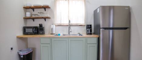 Kühlschrank, Mikrowelle, Wasserkocher mit Kaffee-/Teezubehör