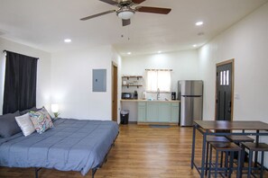 1 bedroom, WiFi, bed sheets - Waterfront Sky Cabin 3 (New Braunfels)