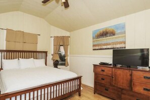 2 bedrooms, WiFi, bed sheets - Treehouse  2 - Cardinal Casita (New Braunfels)