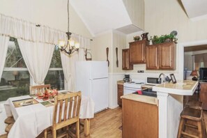 Fridge, microwave, oven, stovetop - Treehouse  2 - Cardinal Casita (New Braunfels)