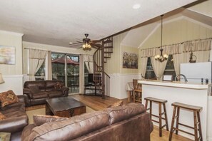 TV - Treehouse  2 - Cardinal Casita (New Braunfels)