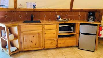 Refrigerador, microondas, parrilla de estufa y cafetera y tetera