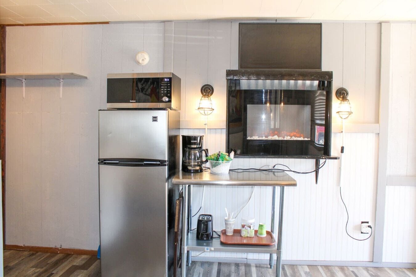 Een koelkast, een magnetron, een koffiezetapparaat/waterkoker