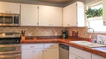 Kylskåp, mikrovågsugn, ugn och spishäll