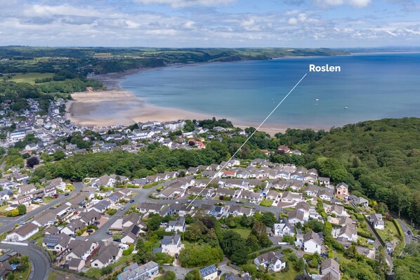 Une vue aérienne de Roslen, montrant une zone côtière avec des habitations, une plage et une vue dégagée sur la mer.