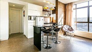 Basic Apartment | Private kitchen | Fridge, microwave, cookware/dishes/utensils - JBM Apto pé na areia com vista mar (Florianópolis)