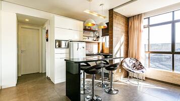 Leilighet – basic | Eget kjøkken | Kjøleskap, mikrobølgeovn og kjøkkenutstyr