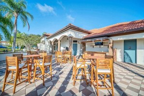 Outdoor dining - South Pool, no Rear Neighbors, Games Room, Xbox, Gated, Fitness Room, 12 Miles to Disney World (Davenport)