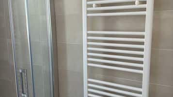 Een haardroger, handdoeken, zeep, toiletpapier