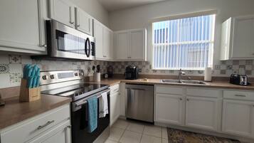 House, Multiple Beds, Pool Access, Pool View (CP641CD) | Private kitchen | Fridge, microwave, oven, stovetop
