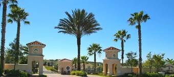 Themed kid Bedrooms, 17 Miles to Disney and Legoland, Private Pool, Kitchen, Wifi, Washer, Dryer