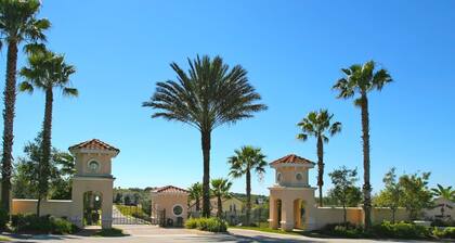 Themed kid Bedrooms, 17 Miles to Disney and Legoland, Private Pool, Kitchen, Wifi, Washer, Dryer