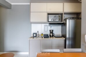Basic Apartment | Private kitchen | Microwave, cookware/dishes/utensils - MBC Edifício Metropolitan Barcelona (Goiânia)