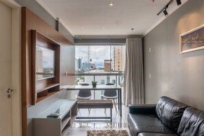 Apartamento básico | Zona de estar | Una Smart TV