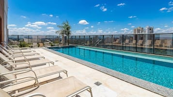 Apartamento básico | Piscina | Una piscina al aire libre