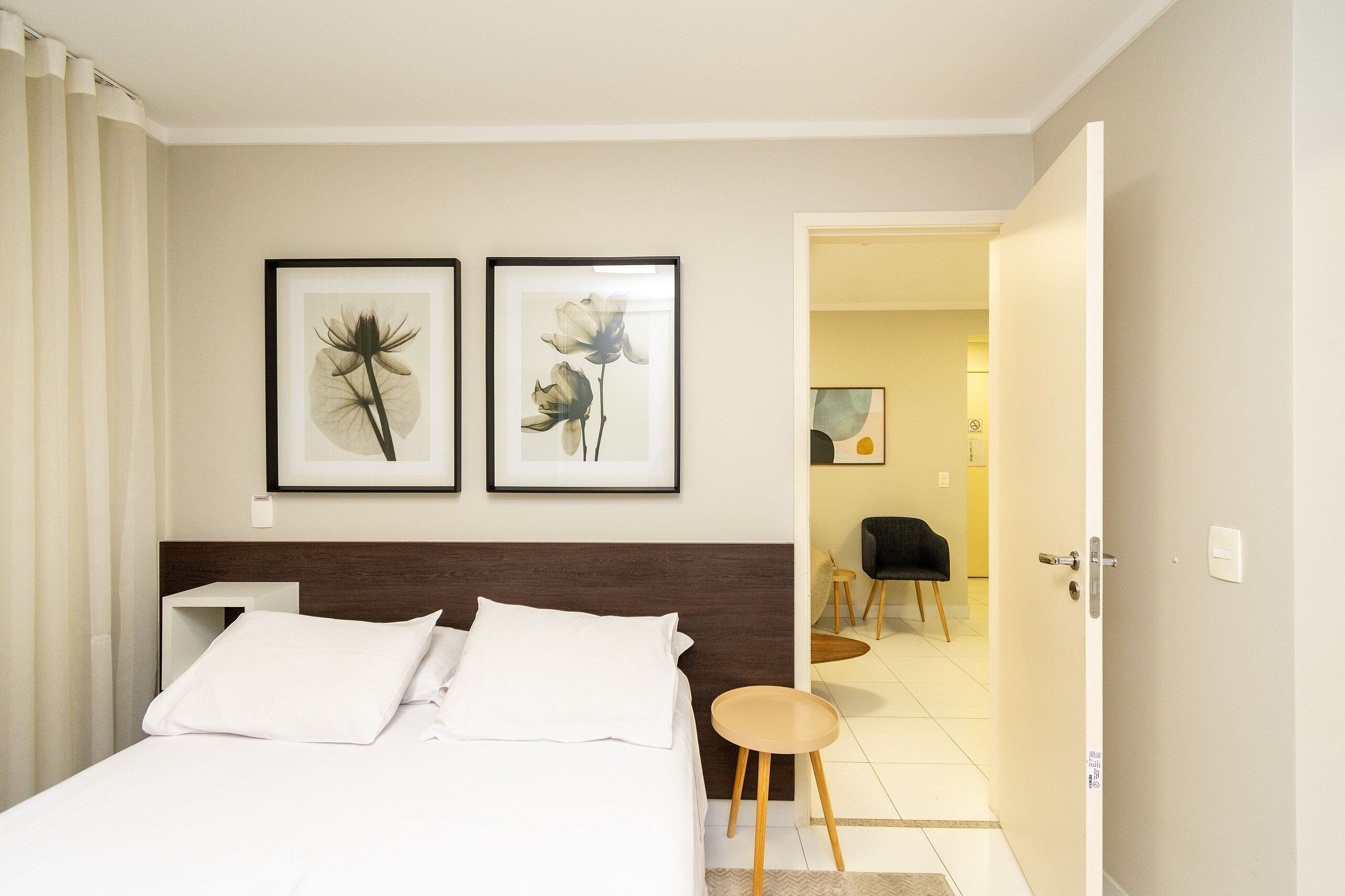 Tabla de planchar con plancha, wifi gratis y ropa de cama 