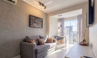 Apartamento | Zona de estar | Una Smart TV