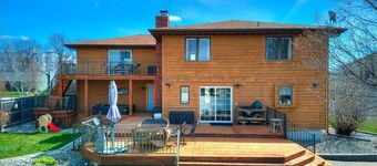 Spacious 5-bedroom house in enchanting Ames with Wi-Fi, Close to the Action!!