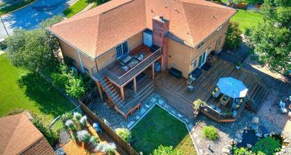 Spacious 5-bedroom house in enchanting Ames with Wi-Fi, Close to the Action!!