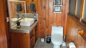 Cottage tiện nghi đơn giản, quang cảnh vườn | Phòng tắm